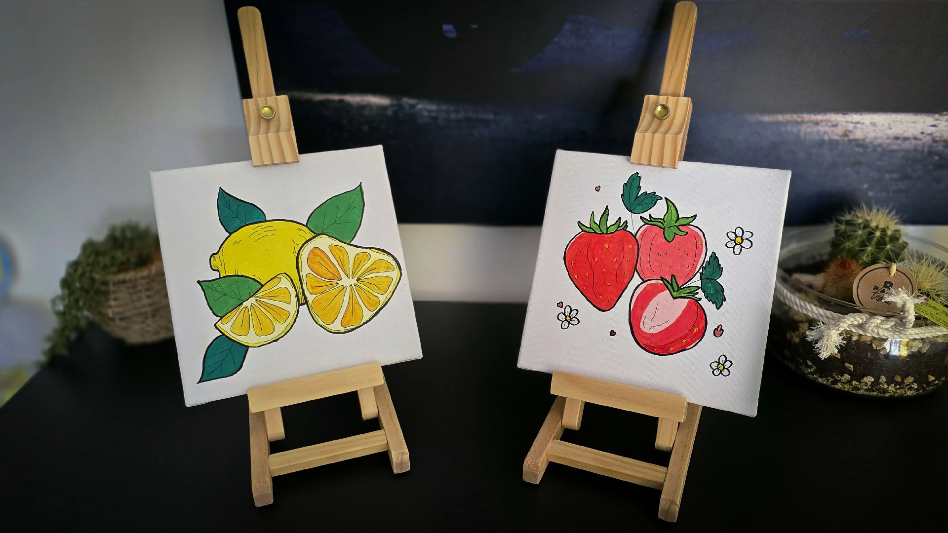 Peinture Fruits 15x15cm • Commande privée • Juin 2025 Peinture acrylique, deux mini-toiles sur chevalets en bois : l'une avec un citron, l'autre avec une fraise